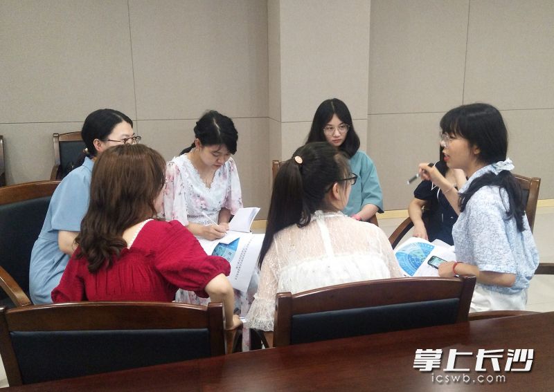 老師們分組討論相關(guān)方案,。