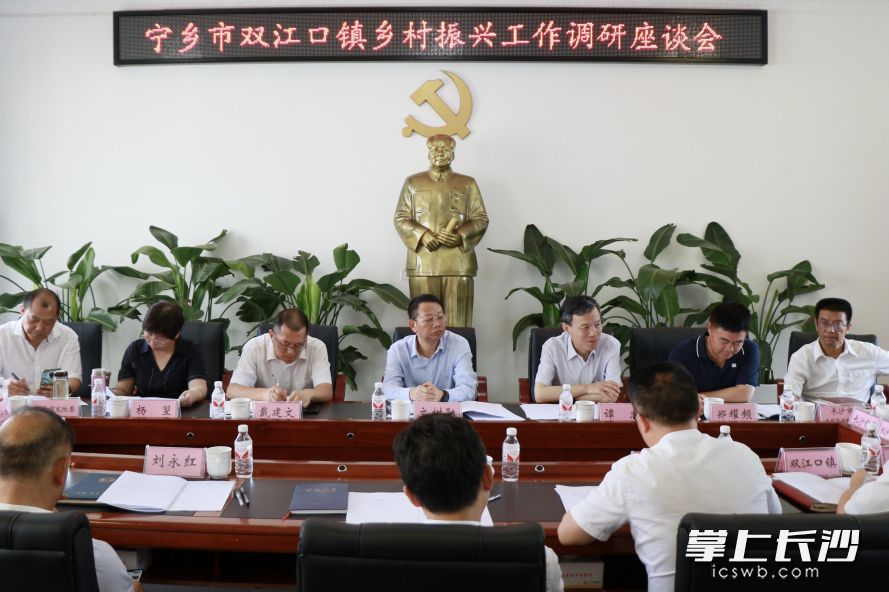 現(xiàn)場(chǎng)座談,。均為 通訊員 鄧芳 攝