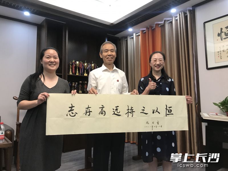 魏書(shū)生揮毫?xí)鴮?xiě)出砂子塘吉聯(lián)小學(xué)校訓(xùn)“志存高遠(yuǎn),，持之以恒”。