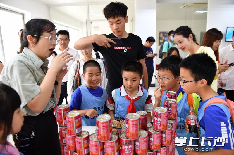 “這就是我最愛喝的旺仔牛奶，我今天可以看到它是怎么生產(chǎn)出來的了,！”