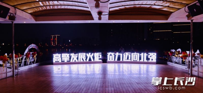 開(kāi)福區(qū)黨代表們欣賞夜開(kāi)福的魅力,，重溫區(qū)域發(fā)展的主題,。通訊員 劉潤(rùn)澤 攝
