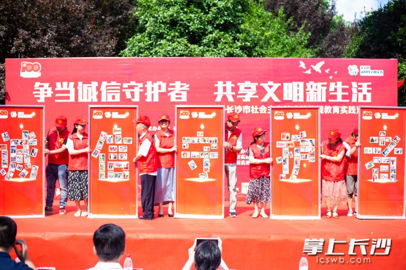 現(xiàn)場，馬坡嶺街道百名黨員成立遏制非法傳銷志愿服務(wù)隊(duì),。