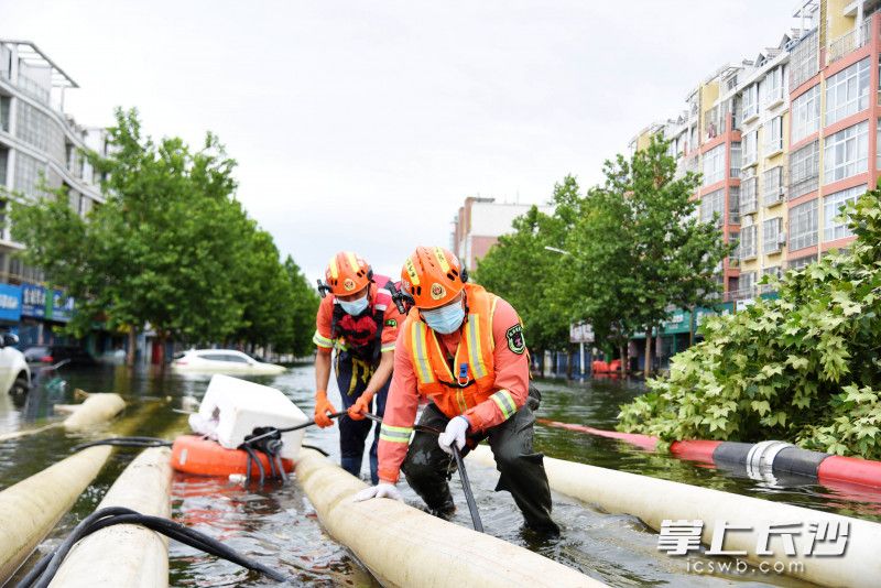 7月29日上午,，長沙消防跨區(qū)域增援隊(duì)伍在衛(wèi)輝市人民路排澇點(diǎn)開展排澇作業(yè)。長沙晚報(bào)全媒體記者 劉琦 攝
