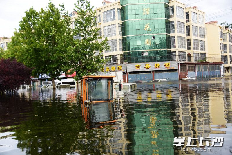 當(dāng)前,，衛(wèi)輝市城區(qū)水位有所下降,，但排水形勢依然嚴(yán)峻。長沙晚報(bào)全媒體記者 劉琦 攝