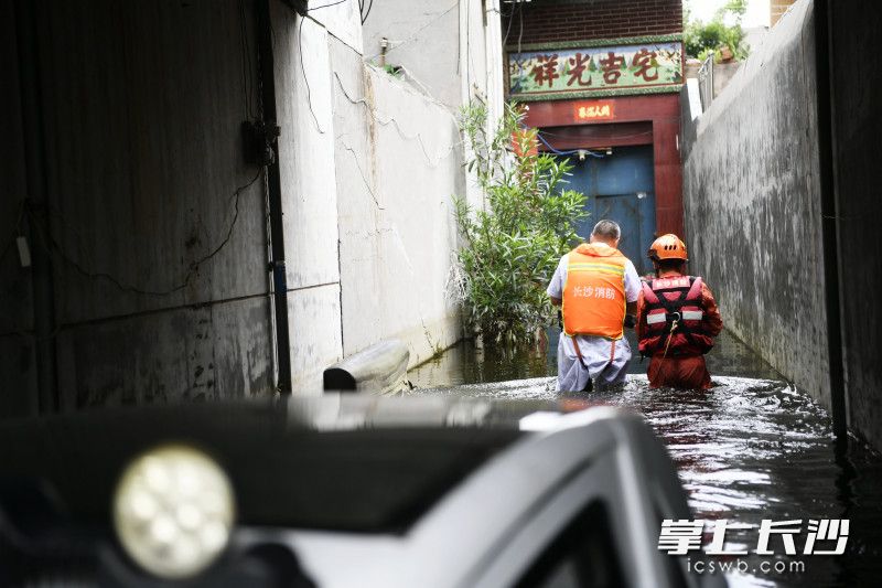 消防員用救生艇護(hù)送崔文元回家取消毒噴霧器,。長沙晚報(bào)通訊員 唐雄杰 全媒體記者 劉琦 攝影報(bào)道