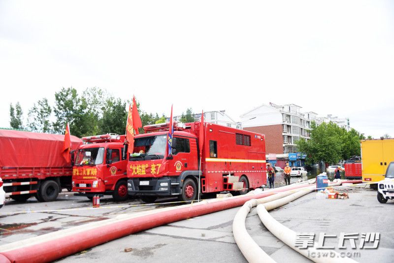 長沙消防兩臺排澇車開足馬力,，持續(xù)為衛(wèi)輝市城區(qū)排澇。長沙晚報全媒體記者 劉琦 攝