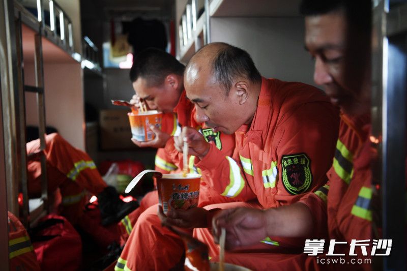 宿營車上，消防員通宵排澇后吃泡面,，這是他們遲到的早餐,。長沙晚報通訊員 唐雄杰 全媒體記者 劉琦 攝影報道