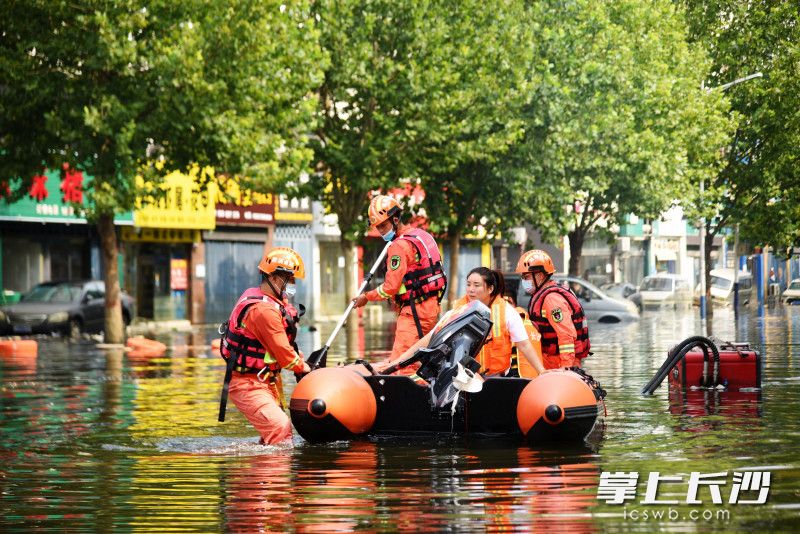 在人民路上,，消防指戰(zhàn)員將回家取藥的三位市民轉(zhuǎn)移至安全地帶。長沙晚報全媒體記者 劉琦 攝