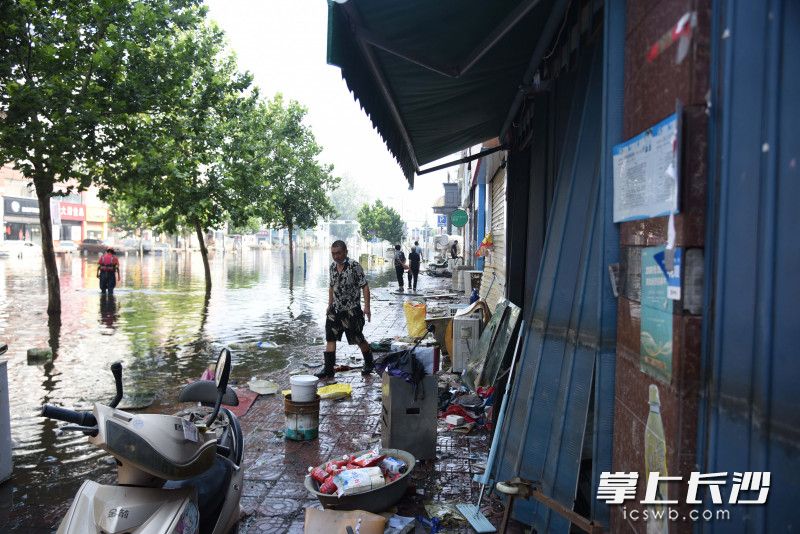 當(dāng)前,，衛(wèi)輝市城區(qū)水位逐漸下降,，市民逐漸重返家園。