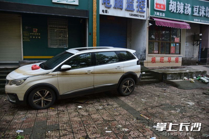 一輛?？吭诼愤叺能囕v,，車身的痕跡記錄了水位下降的過程。
