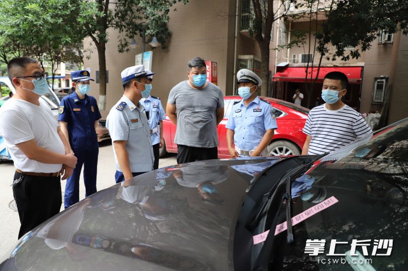 在和沁園小區(qū)，檢查組對占用消防車通道的車輛進行處置,。均為長沙晚報通訊員 鄭紅桂 攝