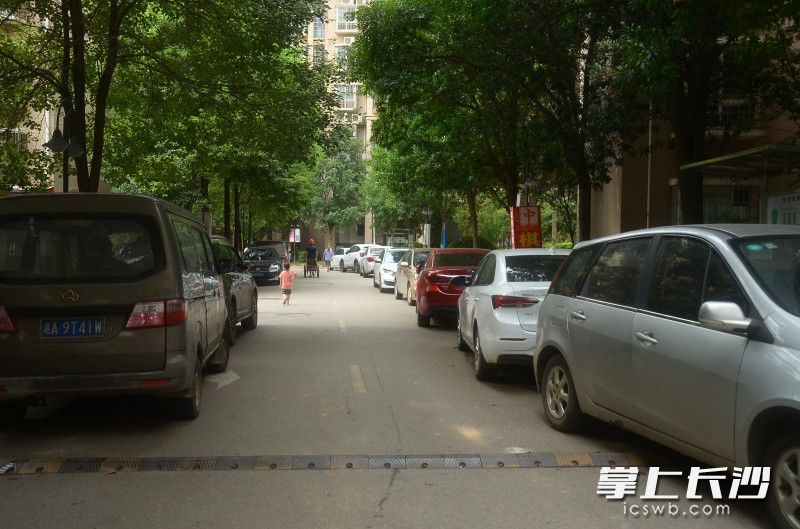 該小區(qū)道路兩旁停滿車輛,，消防車寸步難行。