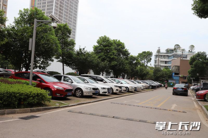 即使在地上停車場,，也有車輛違規(guī)停放,，堵塞消防車通道。