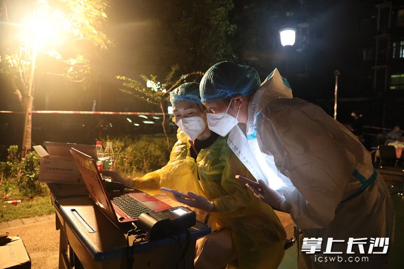 核酸檢測(cè)應(yīng)急演練現(xiàn)場(chǎng),，工作人員在核對(duì)信息,。