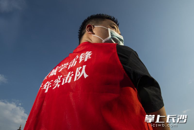 98年出生的高飛巖是長沙“星城學(xué)雷鋒 青年突擊隊”的隊員，在烈日下他正將愛心物資搬運(yùn)到車上,。圖片均為 長沙晚報全媒體記者 黃啟晴 攝
