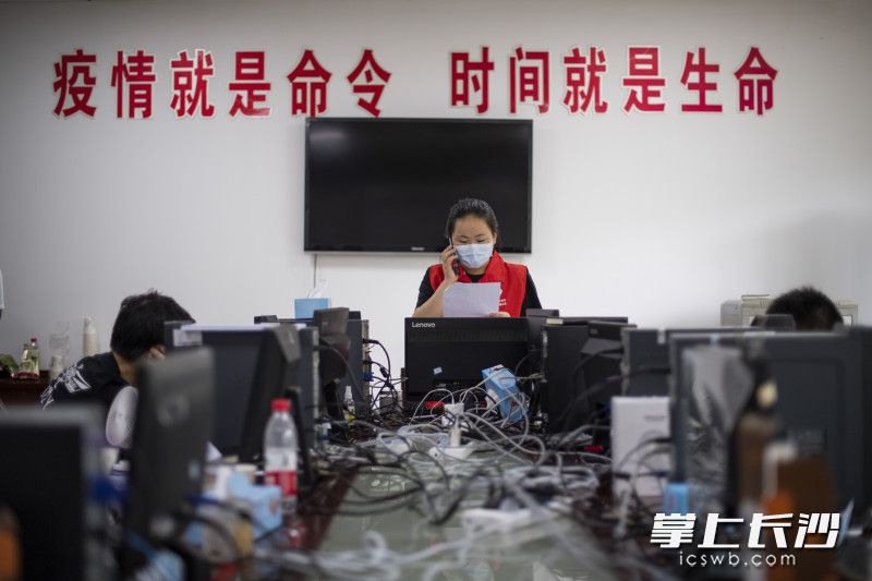 中午12點(diǎn)20分,，在天心區(qū)疾控中心,，陳子怡在幫忙進(jìn)行數(shù)據(jù)錄入和進(jìn)行流調(diào)。今年19歲的陳子怡今年大一,，原本來長沙打暑假工,，發(fā)生疫情之后，她報名加入了突擊隊。