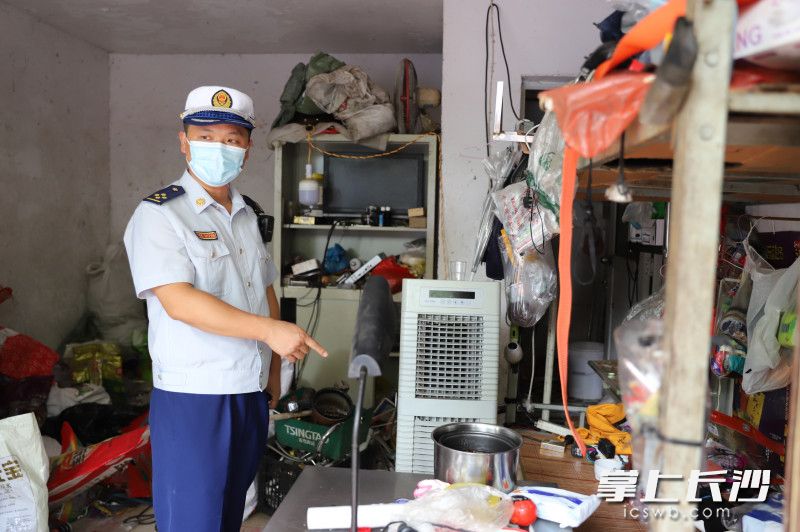 車(chē)庫(kù)內(nèi)有床鋪,，住了人，是一家“多合一”場(chǎng)所,。