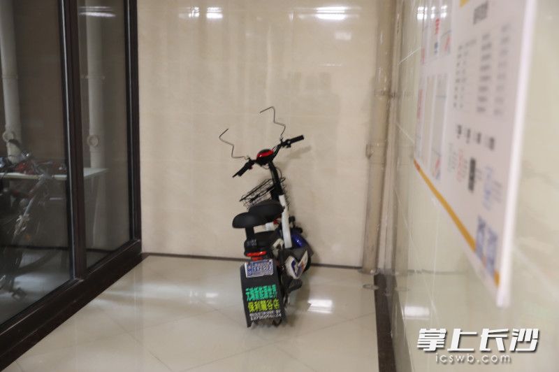 在保利·麓谷林語(yǔ)小區(qū),，一輛電動(dòng)車停放在樓道,。均為長(zhǎng)沙晚報(bào)通訊員 陳紫陽(yáng) 攝