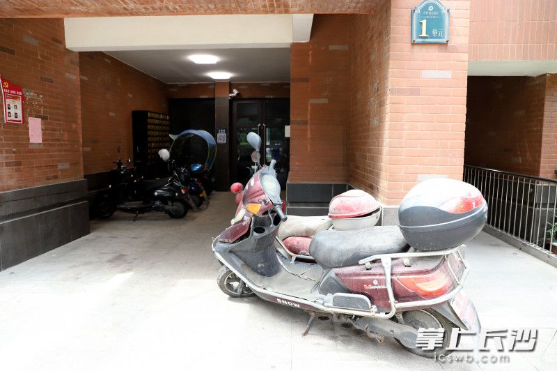 電動(dòng)車違規(guī)停放在單元樓門口。