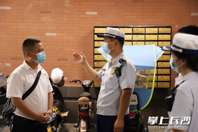 消防監(jiān)督員宣傳《高層民用建筑消防安全管理規(guī)定》。