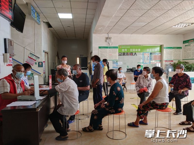 在寧鄉(xiāng)市壩塘鎮(zhèn),，衛(wèi)生院工作人員為排隊(duì)接種疫苗的老人專門準(zhǔn)備了凳子，并提醒他們保持安全間隔距離,。 長(zhǎng)沙晚報(bào)通訊員 崔祥武 供圖