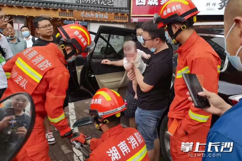 消防員破拆駕駛室玻璃成功后,，嬰兒被成功救出。均為長(zhǎng)沙晚報(bào)通訊員 劉書徑 供圖