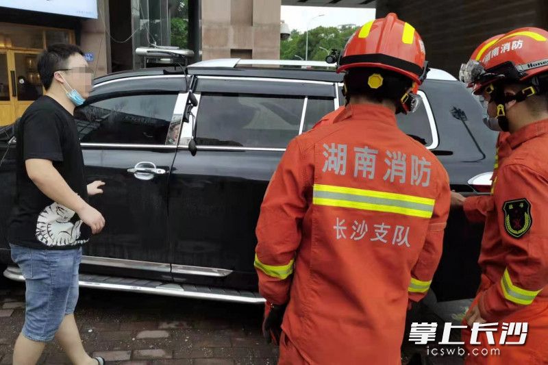 嬰兒被困車內(nèi),，孩子的爸爸十分著急。