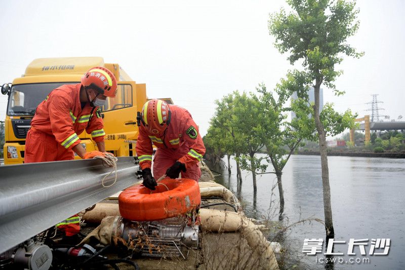長沙消防指戰(zhàn)員為高速公路的淹沒路段進(jìn)行排水,。