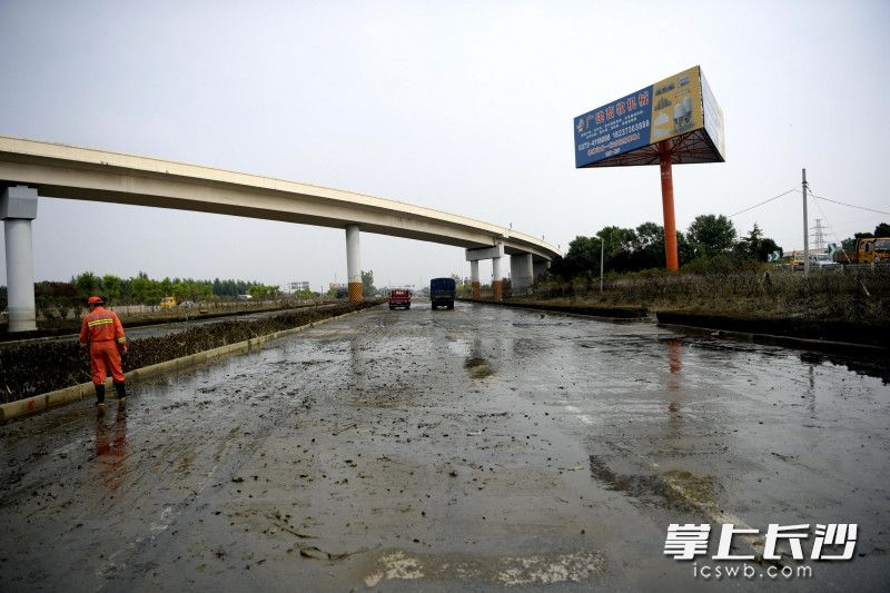 積水排空后,，道路露出原本的面貌。