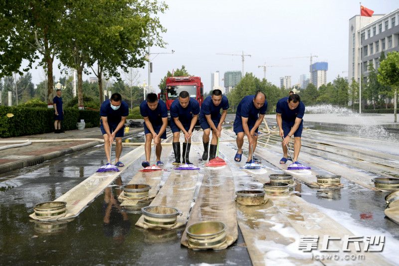 留守河南的消防指戰(zhàn)員完成排澇任務(wù)后,，對裝備進(jìn)行洗消,。均為長沙晚報(bào)通訊員 唐雄杰 供圖