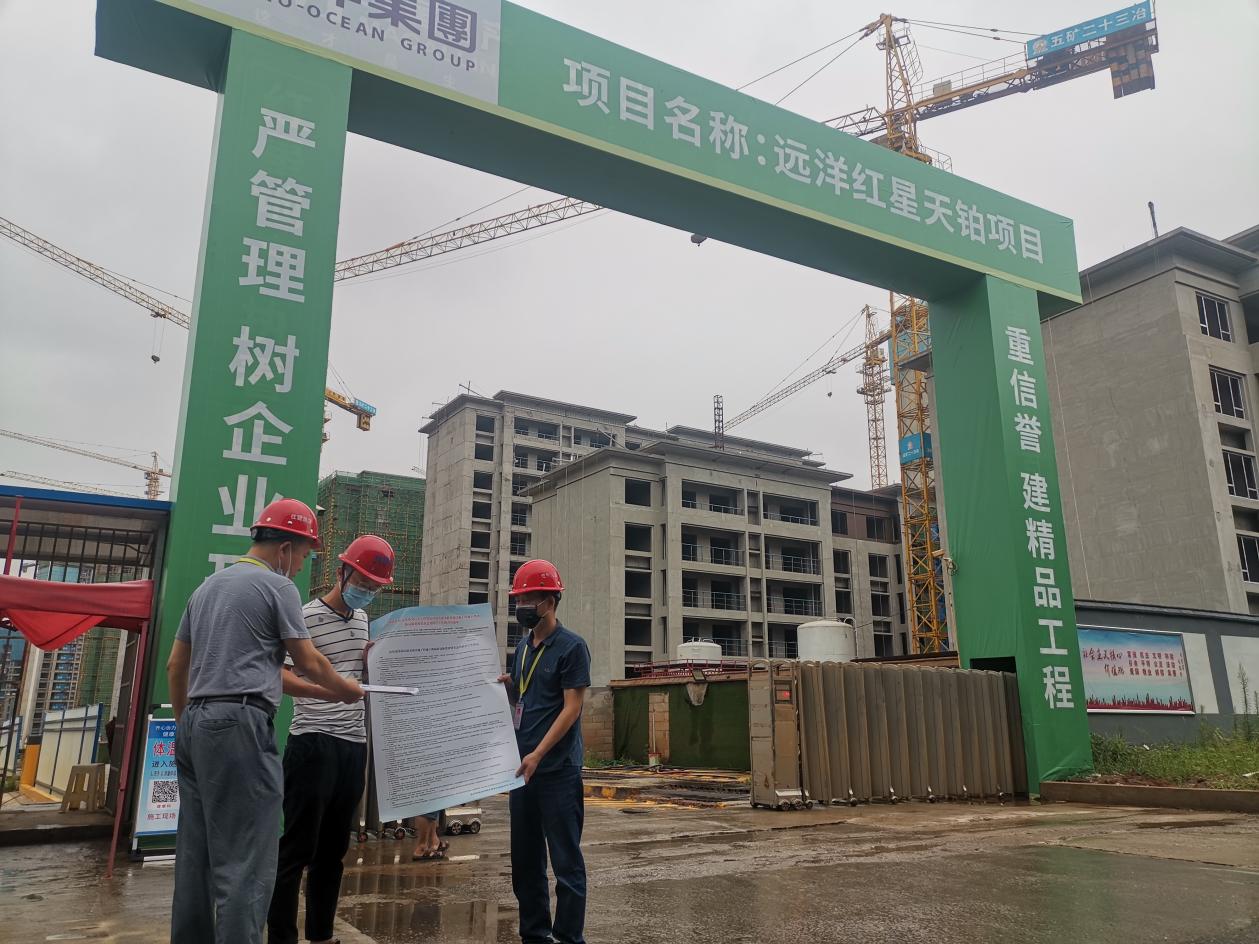 11日,，長沙市住建行政執(zhí)法局攜帶宣傳資料和相關文件,，來到其所轄項目工地，對工地現場的防疫措施,、安全生產等各項工作落實情況進行全方面督查檢查,。