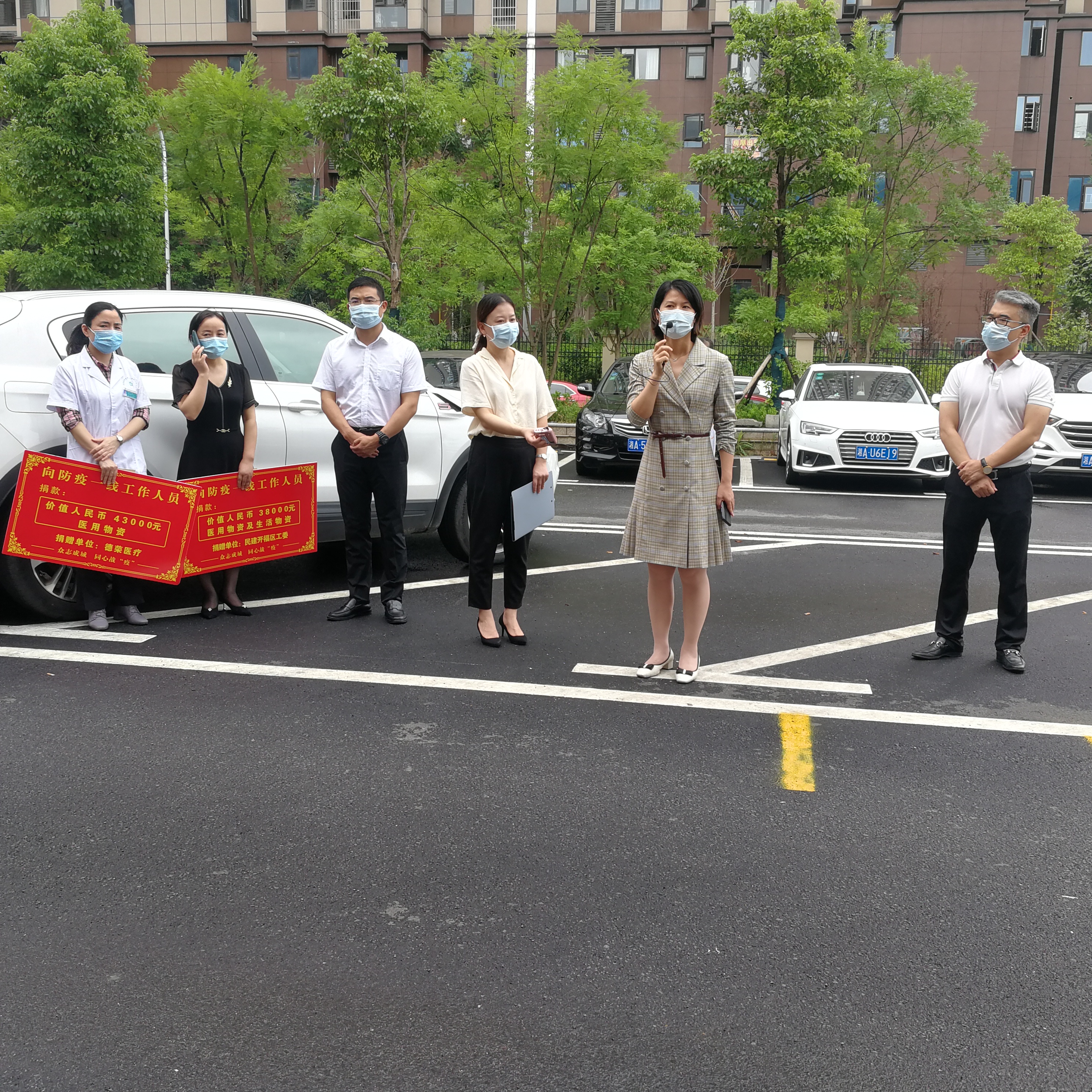 民建長沙市委會副主委,、金霞經(jīng)開區(qū)管委會主任朱江（右二）和部分民建企業(yè)家一道，來到開福區(qū)瀏陽河街道社區(qū)衛(wèi)生服務(wù)中心看望慰問抗疫一線醫(yī)護人員,。 長沙晚報全媒體記者 黎鐵橋 攝 