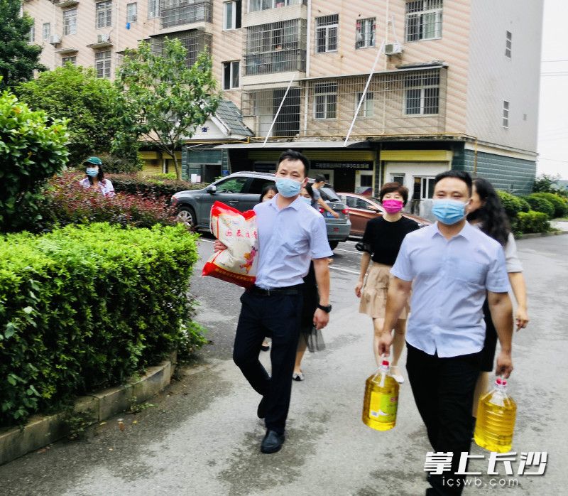 志愿者送物資上門慰問特困殘疾人朋友。 長(zhǎng)沙晚報(bào)通訊員 陳平 攝