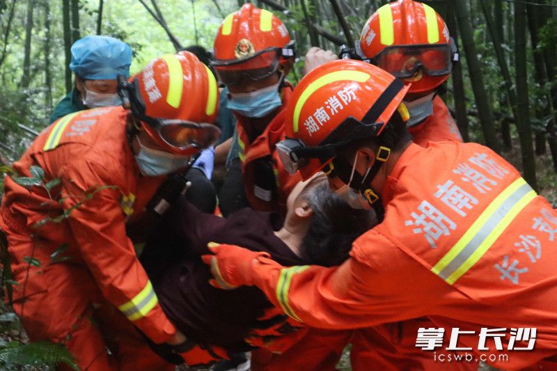 消防指戰(zhàn)員將被困女子從山上成功救出。均為長沙晚報通訊員 熊方圓 供圖