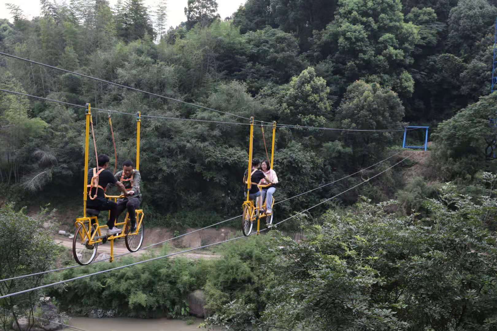 羅漢壩內(nèi)高空單車項(xiàng)目讓游客穿梭在青山綠水中,。