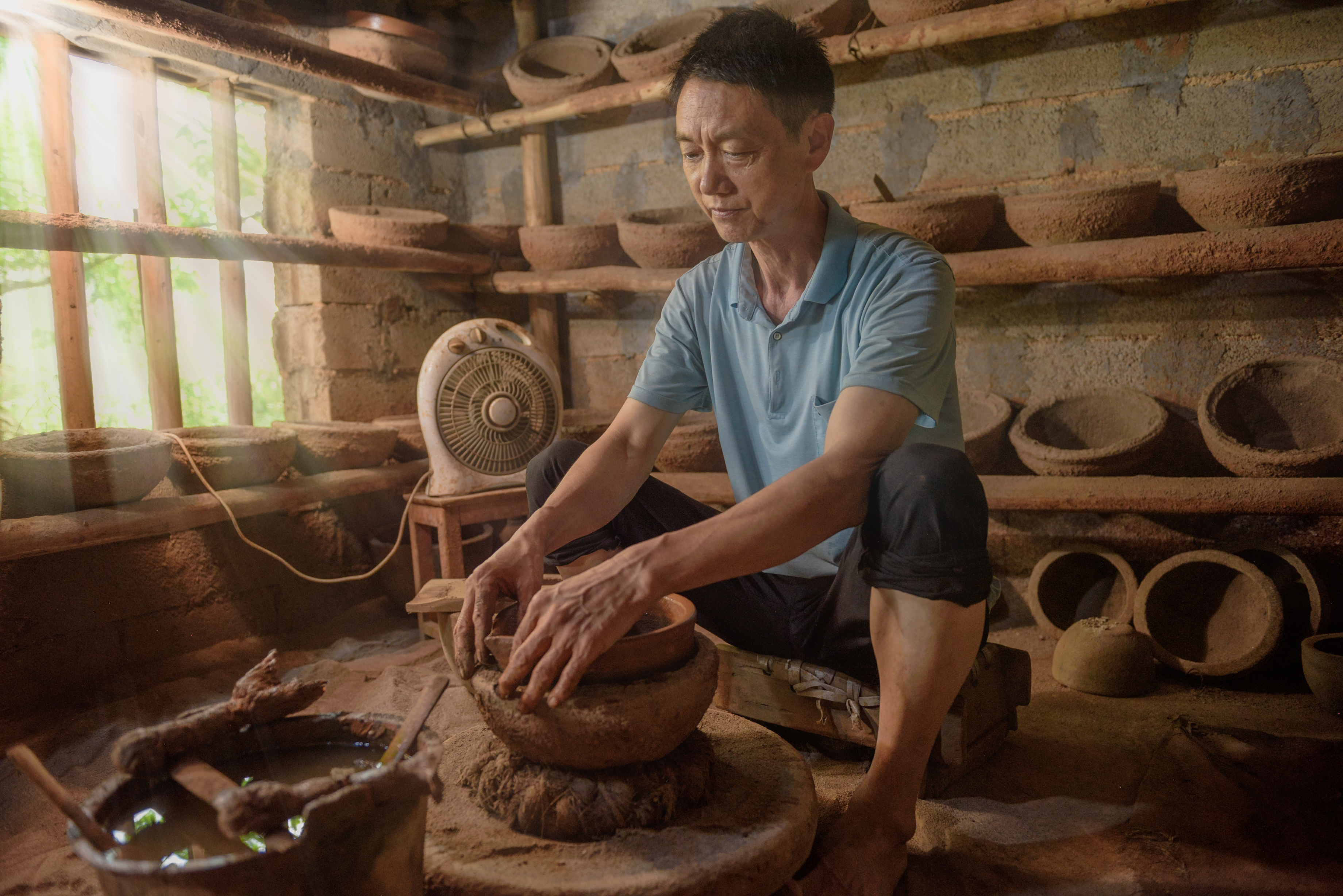 澄潭江鎮(zhèn)和家村,，非遺傳承人李守平正在制作瀏陽(yáng)砂罐,。