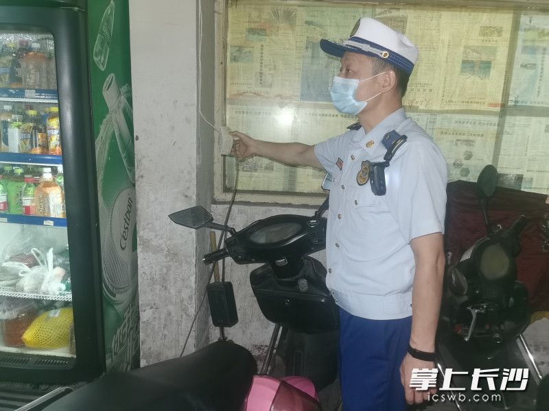 消防監(jiān)督員對電動自行車違規(guī)停放和充電的行為依法進行處罰,。均為雨花消防 供圖