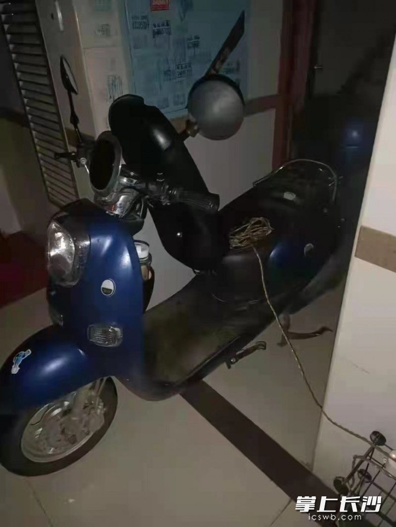 檢查中,，消防監(jiān)督員發(fā)現(xiàn)有電單車違規(guī)停放。