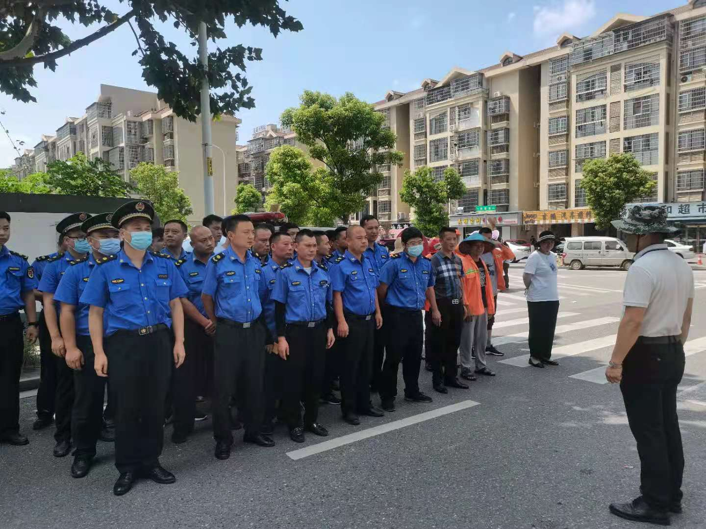 雨花區(qū)高橋街道聯(lián)合城管、環(huán)衛(wèi)等部門,，對“擾民菜園”進行取締,。長沙晚報通訊員  章錦 攝