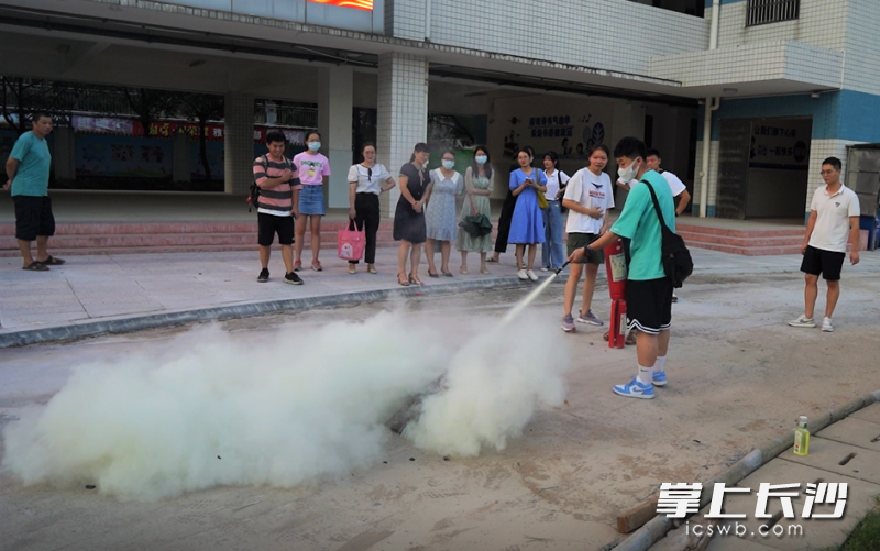 消防指戰(zhàn)員講解滅火器的使用方法,，老師們進(jìn)行實(shí)操,。均為長沙晚報(bào)通訊員 馮運(yùn)文 供圖