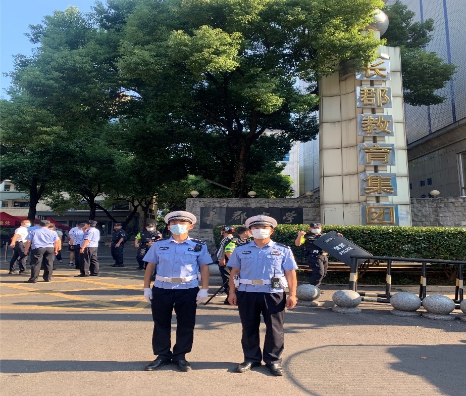 天心交警在校園門口設(shè)立護學(xué)崗。通訊員 向軍 供圖