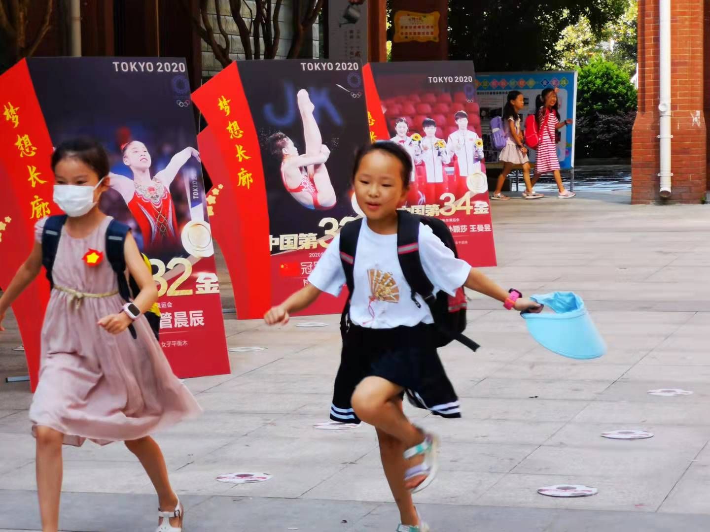 孩子們穿梭于“夢想長廊”，尋找“偶像”,。
