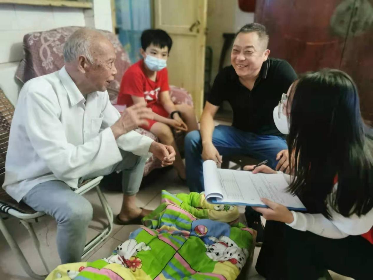 金竹河社區(qū)工作人員與社工慰問(wèn)老人,。通訊員 熊敏 供圖