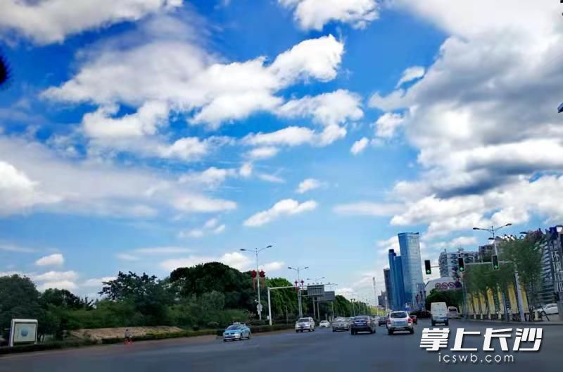 藍天白云下，天心區(qū)湘江中路路面寬闊整潔,，井然有序,。通訊員 田鳳林 供圖