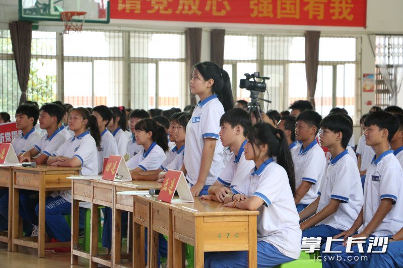 學生積極搶答問題,。
