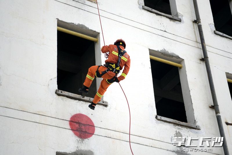 參賽隊(duì)員攀登掛鉤梯比穩(wěn)健