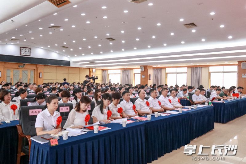 “十四五”期間,，開福區(qū)將實(shí)現(xiàn)全區(qū)校校多卓越名師、實(shí)現(xiàn)卓越校長(zhǎng)學(xué)段全覆蓋,，建成“優(yōu)質(zhì)教育資源聚集區(qū)”,。
