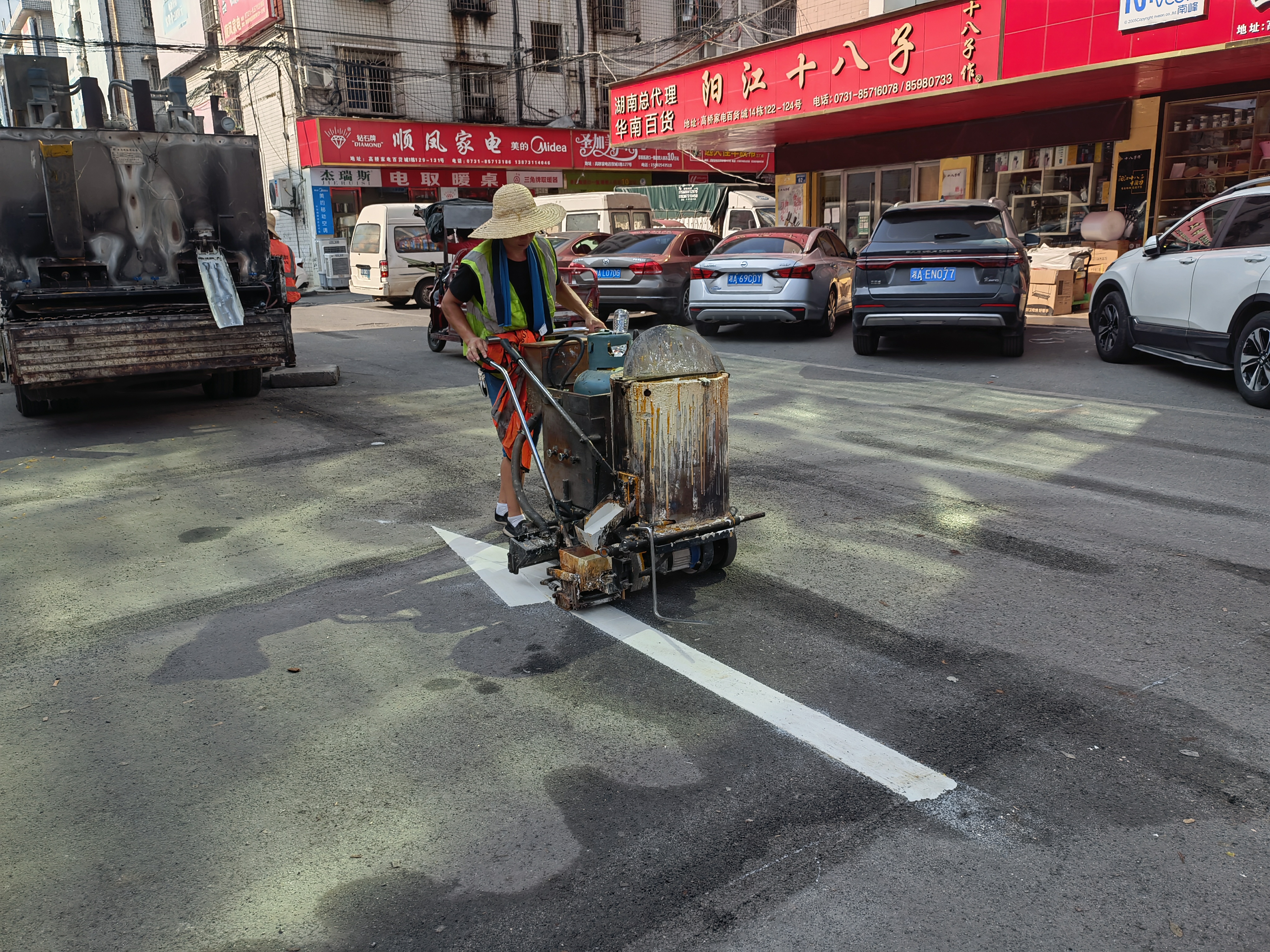 高橋大市場四街內(nèi)，停車位,、車輛通行路線進行了科學(xué)設(shè)計,，分道線、行車標(biāo)識等也重新施劃,。長沙晚報全媒體記者  胡媛媛  攝