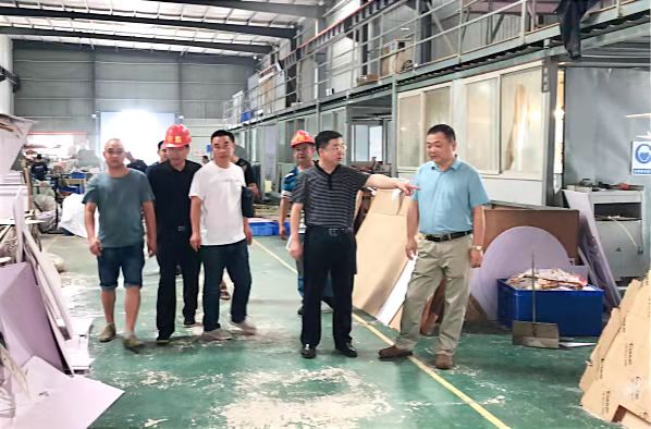 天心區(qū)應(yīng)急管理攻堅(jiān)小組指出某工貿(mào)企業(yè)存在的隱患問(wèn)題。黃憬 供圖