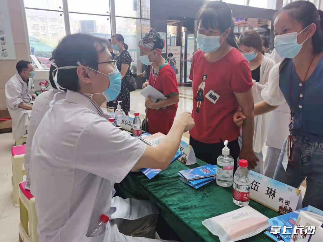 李亞軍醫(yī)師正在為群眾義診,。  長沙晚報全媒體記者 朱炎皇 攝